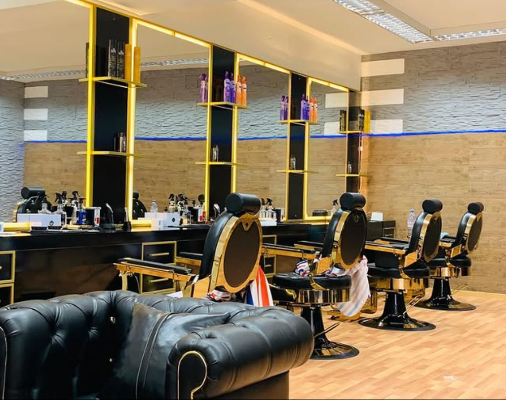 Salon-Interieur mit goldenen Akzenten