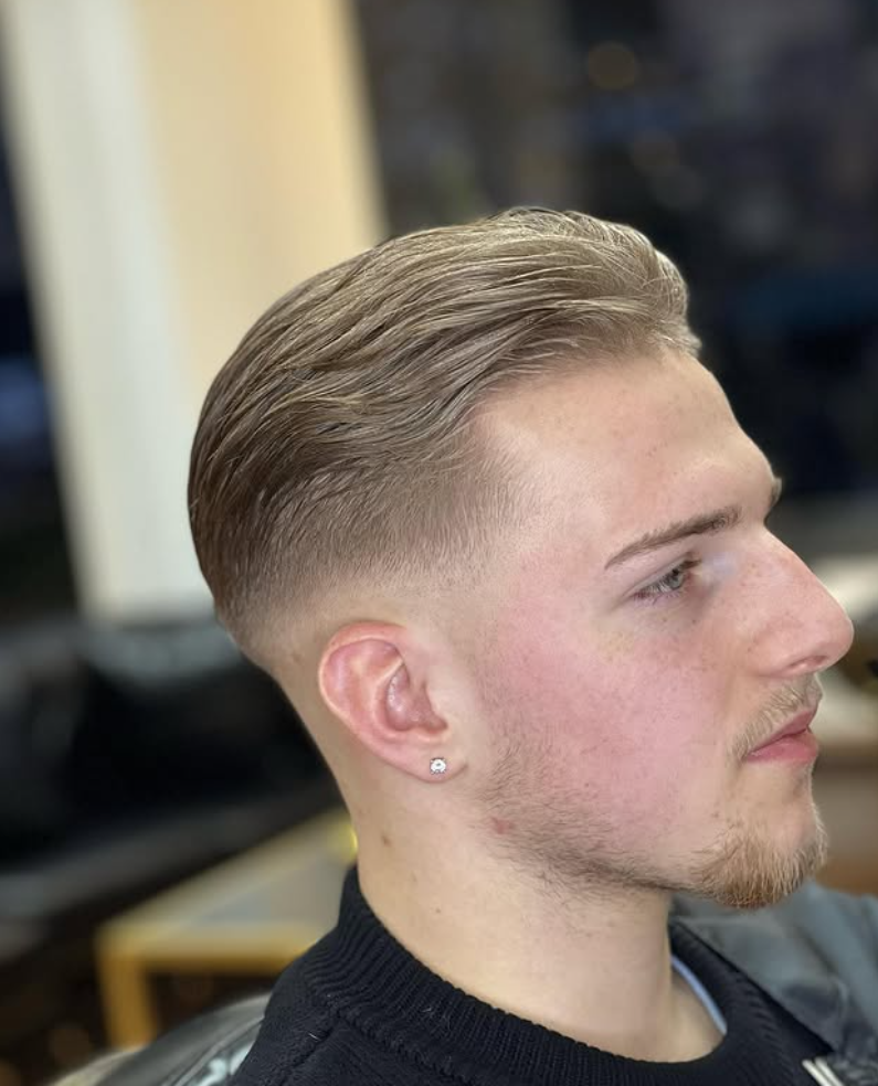 Moderner Herrenhaarschnitt mit Skin Fade